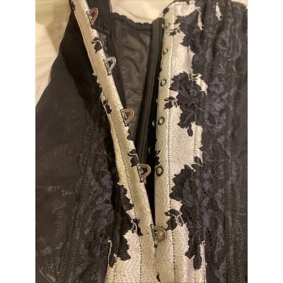 Victoria’s Secret Black & Silver Corset Bustier Lingerie Top Lace Up Back Sz M - Picture 7 of 8
